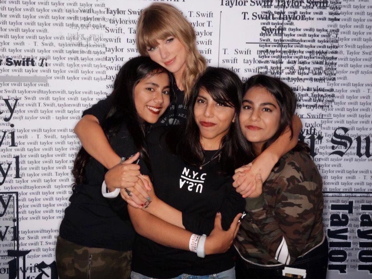 Свифт (вторая слева) в послании Хуррам (вторая справа):&nbsp;Продолжай учиться, девочка. Люблю тебя, Тейлор