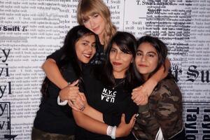 Свифт (вторая слева) в послании Хуррам (вторая справа): Продолжай учиться, девочка. Люблю тебя, Тейлор