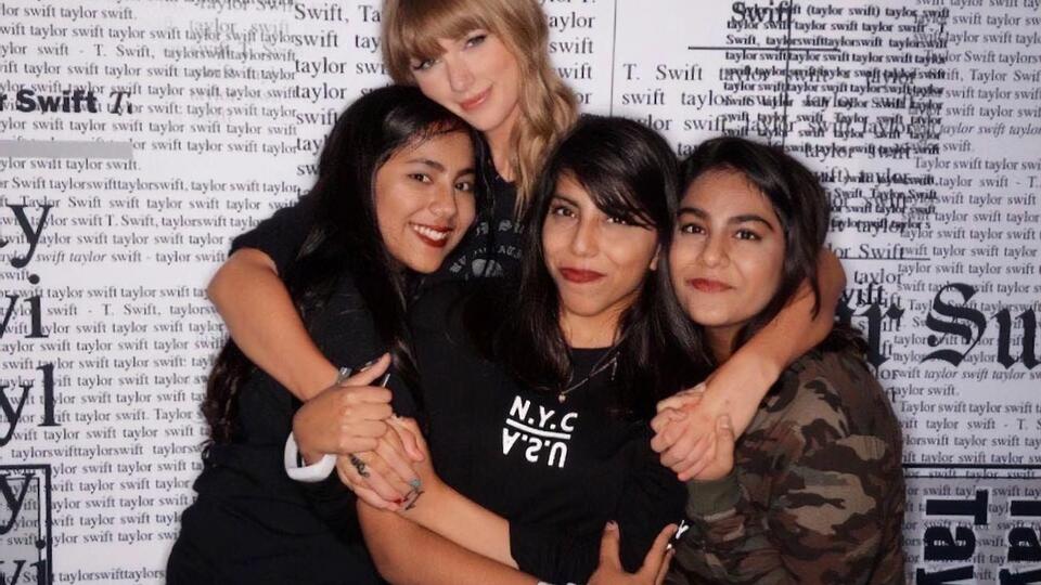 Свифт (вторая слева) в послании Хуррам (вторая справа): Продолжай учиться, девочка. Люблю тебя, Тейлор