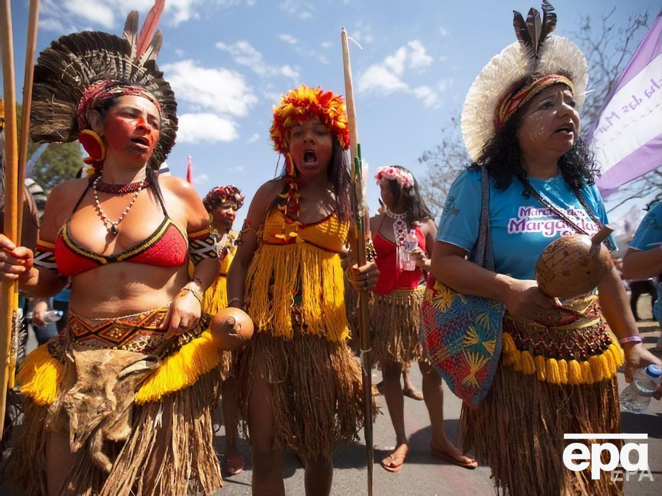 В Бразилии женщины из местных племен вышли на протесты из-за массовой вырубки лесов Амазонии. Фоторепортаж