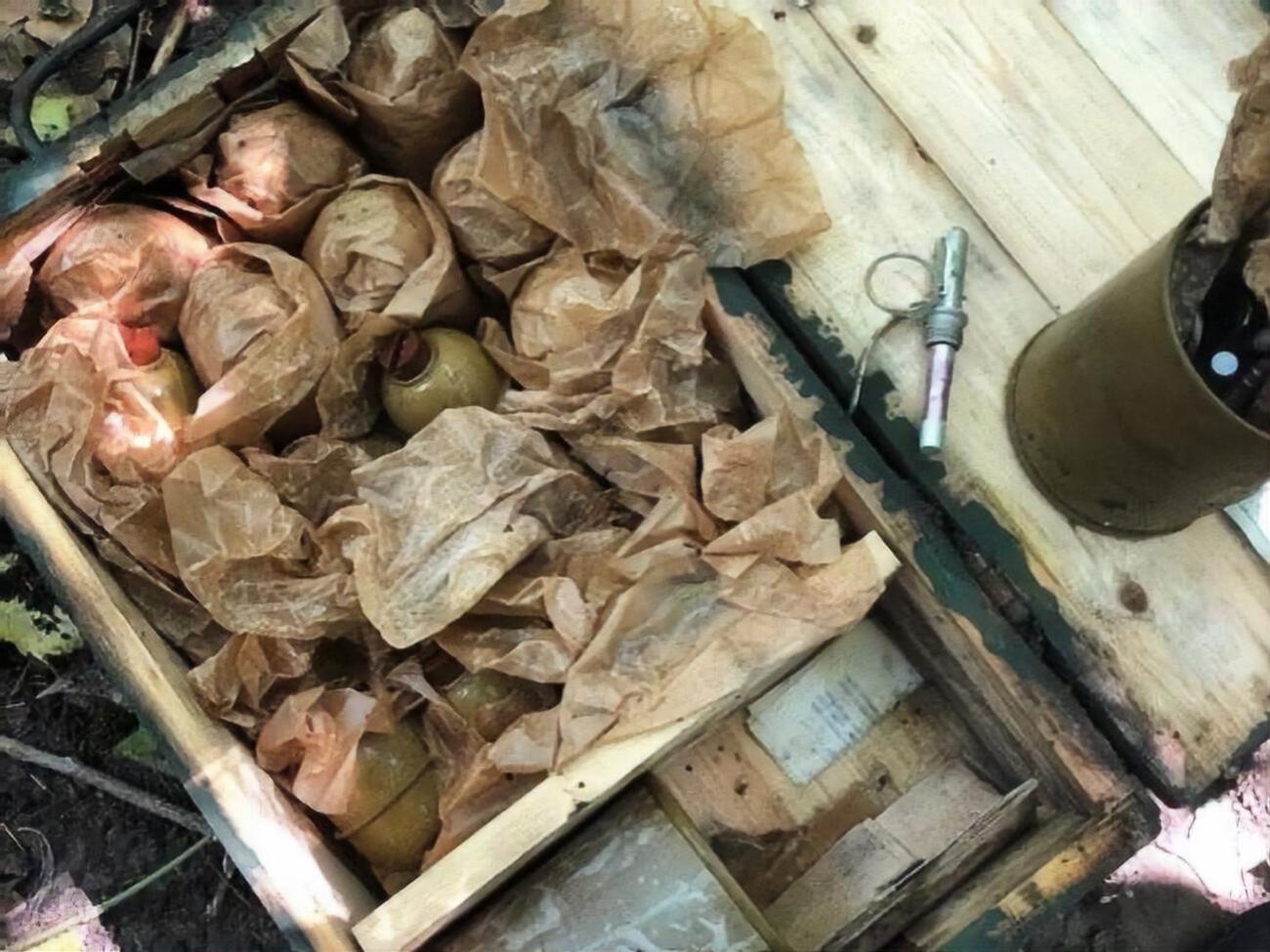 Схрон был обустроен в лесополосе в нескольких десятках метров от забора воинской части, сообщили в СБУ