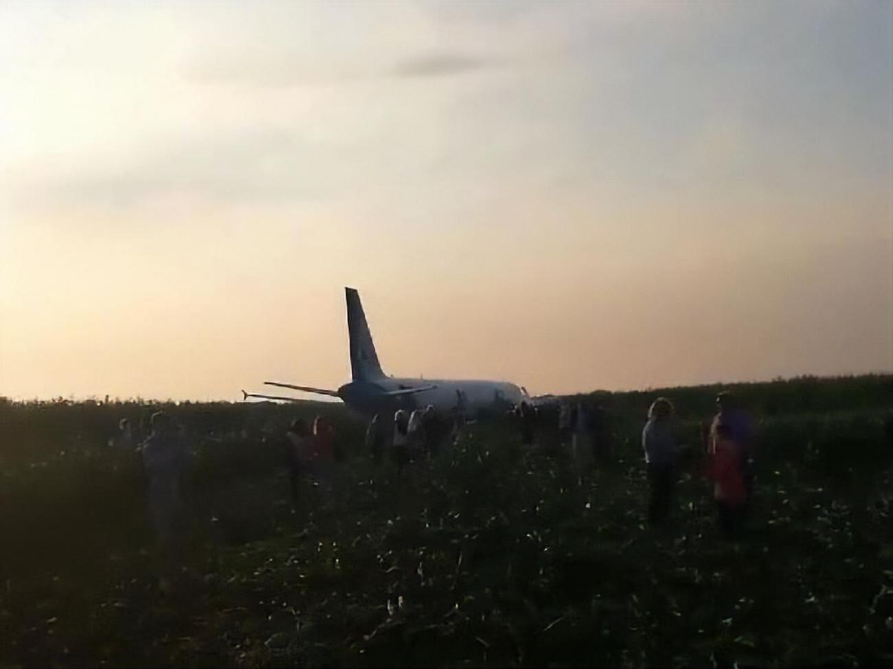 Пасажирів евакуювали із салону надувними трапами