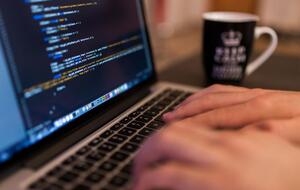 Печерський райсуд зобов'язав провайдерів заблокувати низку сайтів, на яких публікували статті про заступника начальника Головного слідчого управління Нацполіції Євгена Шевцова і його дружину