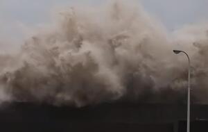 Тайфун пришел на запад страны