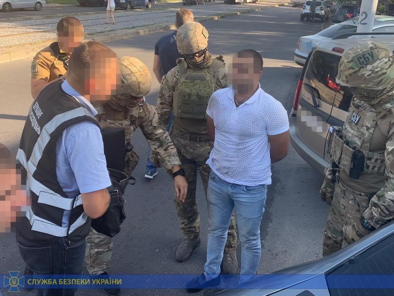 Поліцейського затримали недалеко від місця його роботи