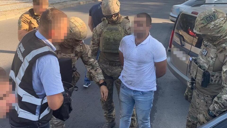 Поліцейського затримали недалеко від місця його роботи