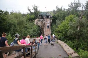 Автомобильный мост в Станице Луганской окончательно был разрушен после боестолкновения 19 марта 2015 года, на его месте соорудили временный деревянный мост