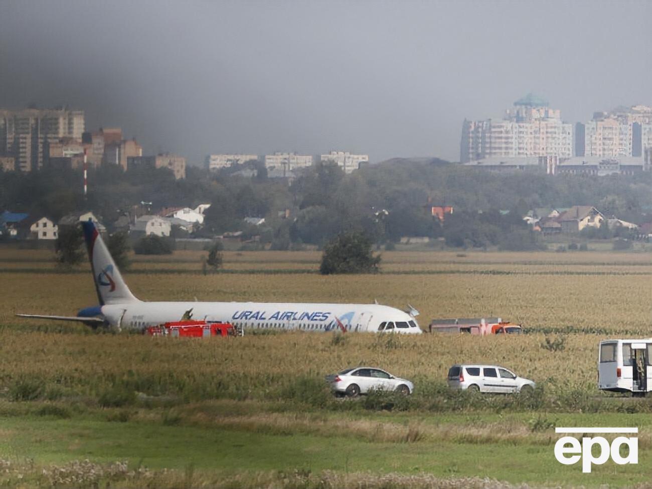 В РФ аварийно сел самолет, следовавший в оккупированный Крым. Фоторепортаж