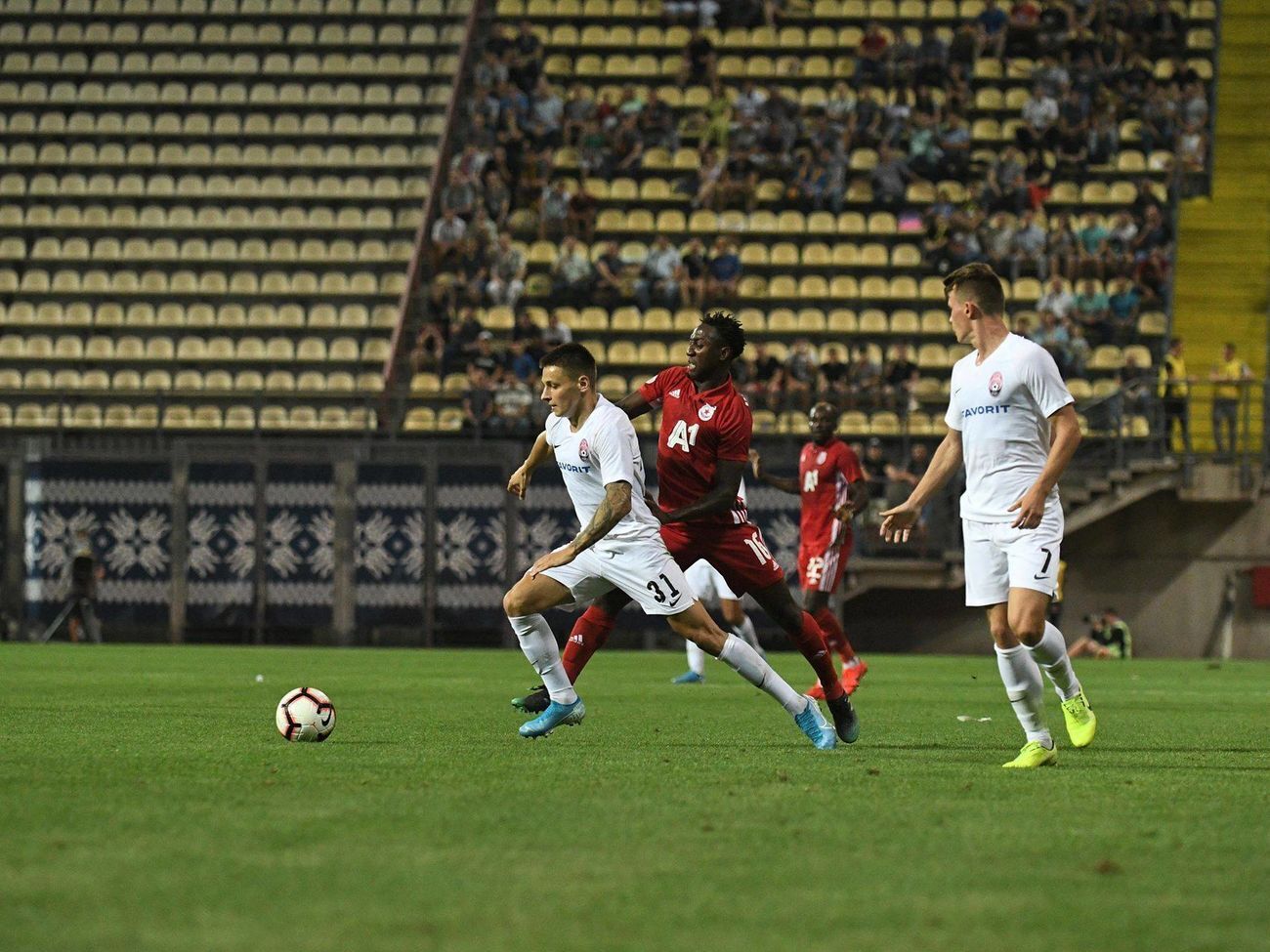 Луганской команде (на фото в белых футболках) предстоит сыграть два матча с "Эспаньолом"