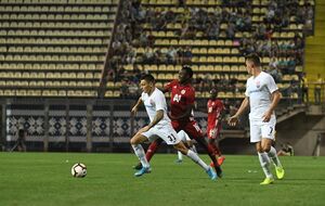 Луганской команде (на фото в белых футболках) предстоит сыграть два матча с "Эспаньолом"