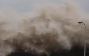 Тайфун накрыл запад Японии