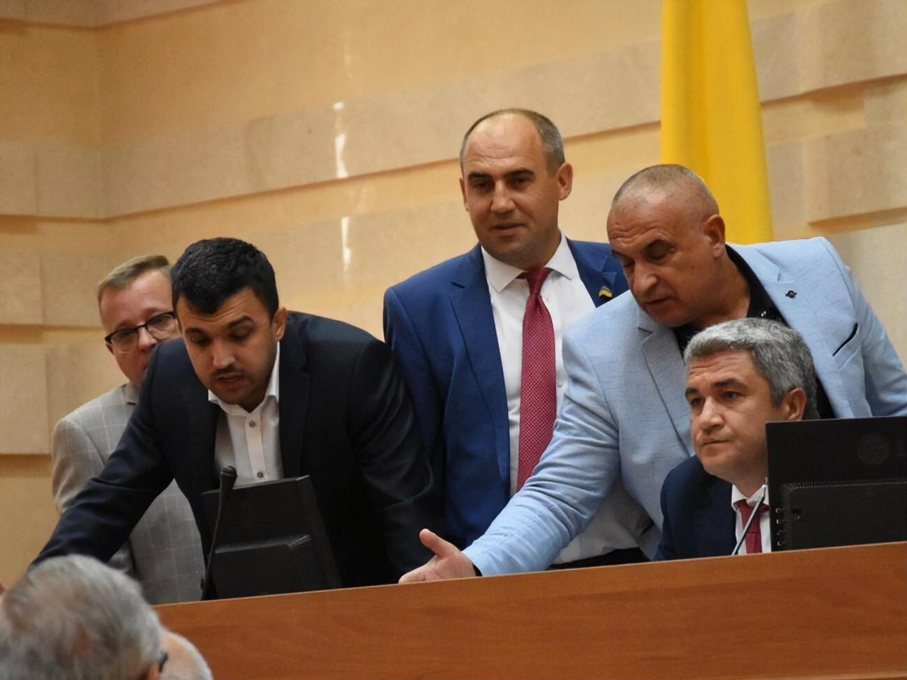 Свічинський (другий ліворуч) намагався відібрати в Урбанського (перший праворуч) мікрофон