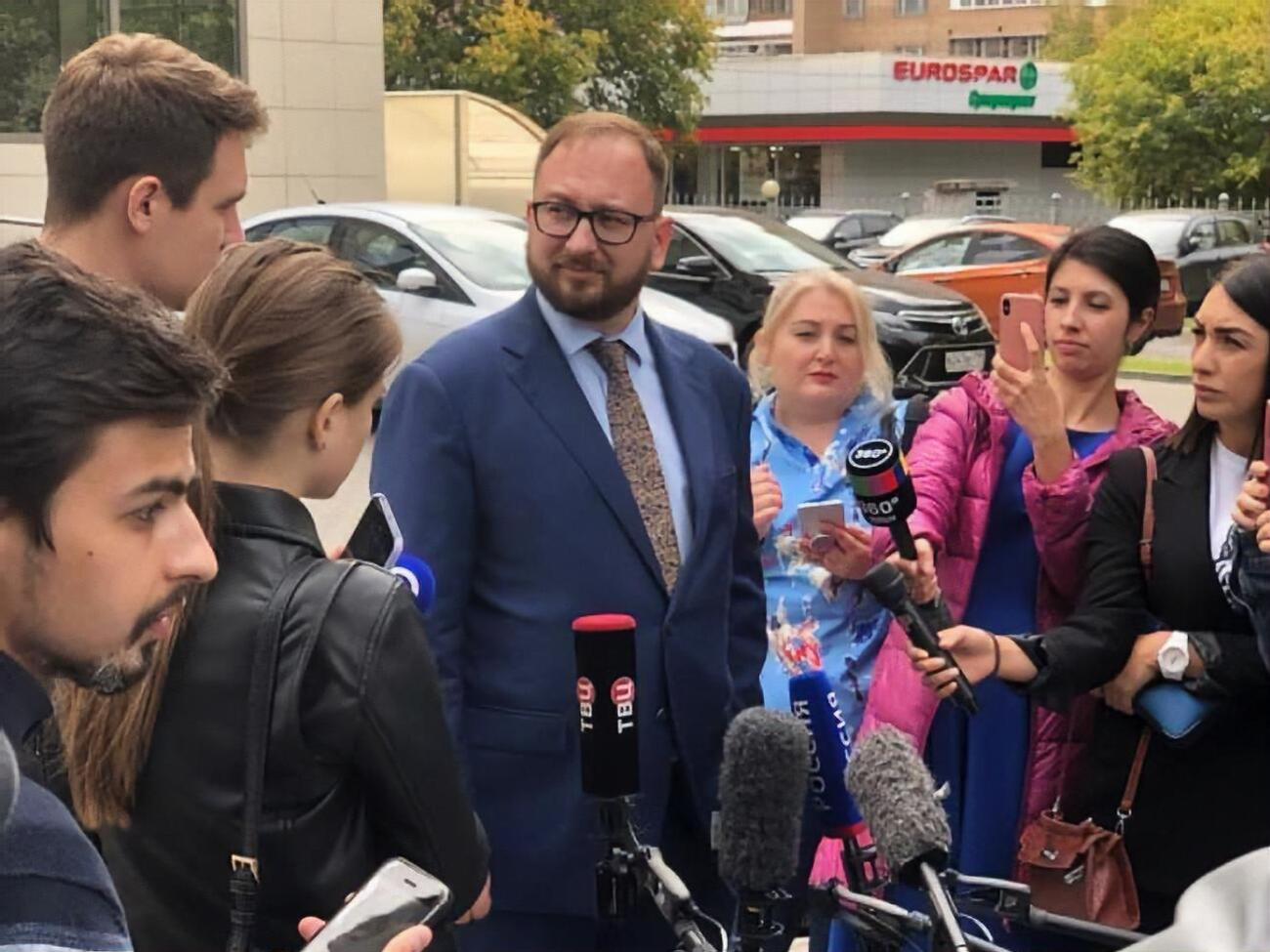 Полозов сообщил, что сегодня суд в Москве оставил под арестом шестерых украинских моряков