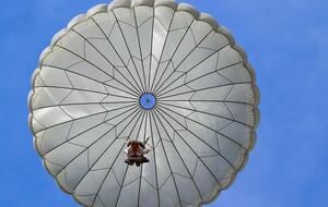 У жінки вже був досвід стрибків із парашутом