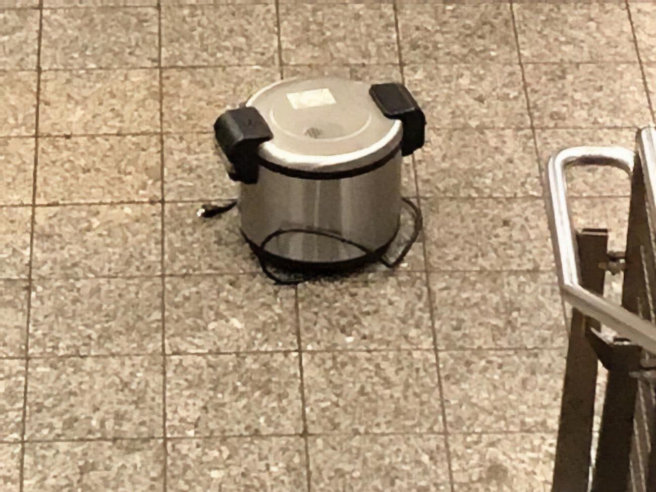 Поліція хоче з'ясувати, навіщо чоловік залишив скороварки в метро