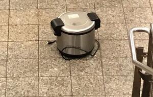 Поліція хоче з'ясувати, навіщо чоловік залишив скороварки в метро