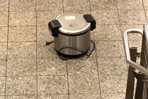 Полиция хочет выяснить, зачем мужчина оставил скороварки в метро