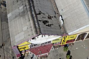 Огонь повредил верхнюю часть здания