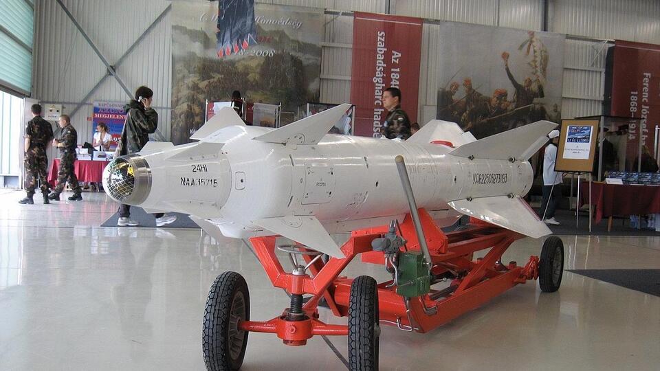 Х-29ТД – авіаційна ракета класу "повітря – поверхня" завдовжки 4 м і завважки приблизно 700 кг