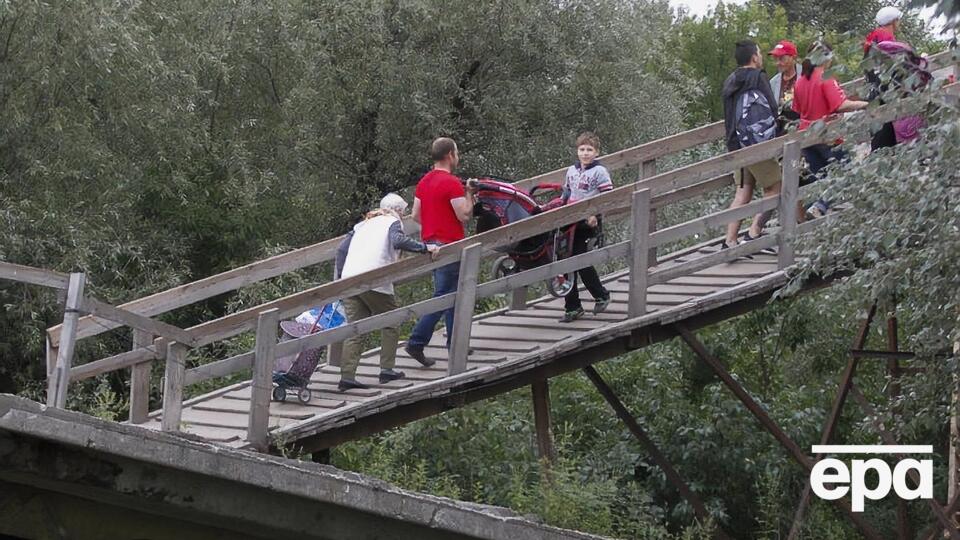 Поки що у Станиці Луганській використовують тимчасовий дерев'яний міст