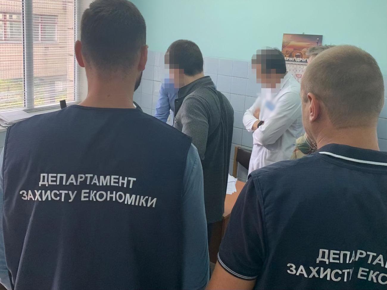Сотрудники полиции изъяли документацию в ряде кабинетов института рака в Киеве
