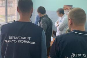 Співробітники поліції вилучили документацію в низці кабінетів інституту раку в Києві