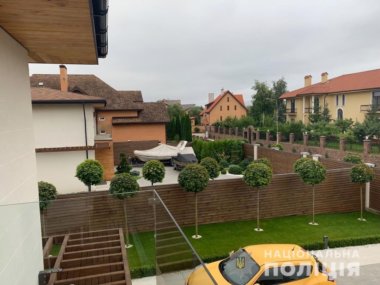 В офісі під Києвом опрацьовували звернення клієнтів і контролювали виплати "виграшів"