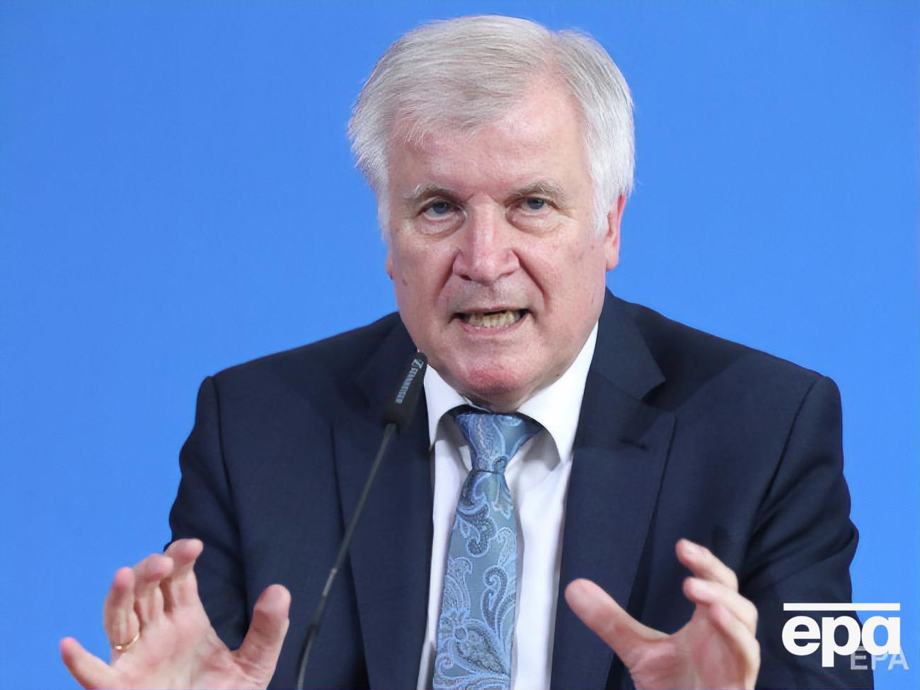 Зеехофер предупредил, что статус беженца может быть отозван