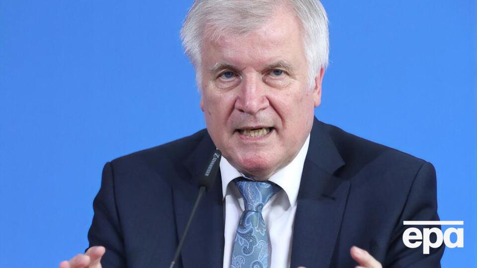 Зеєгофер попередив, що статус біженця може бути відкликано