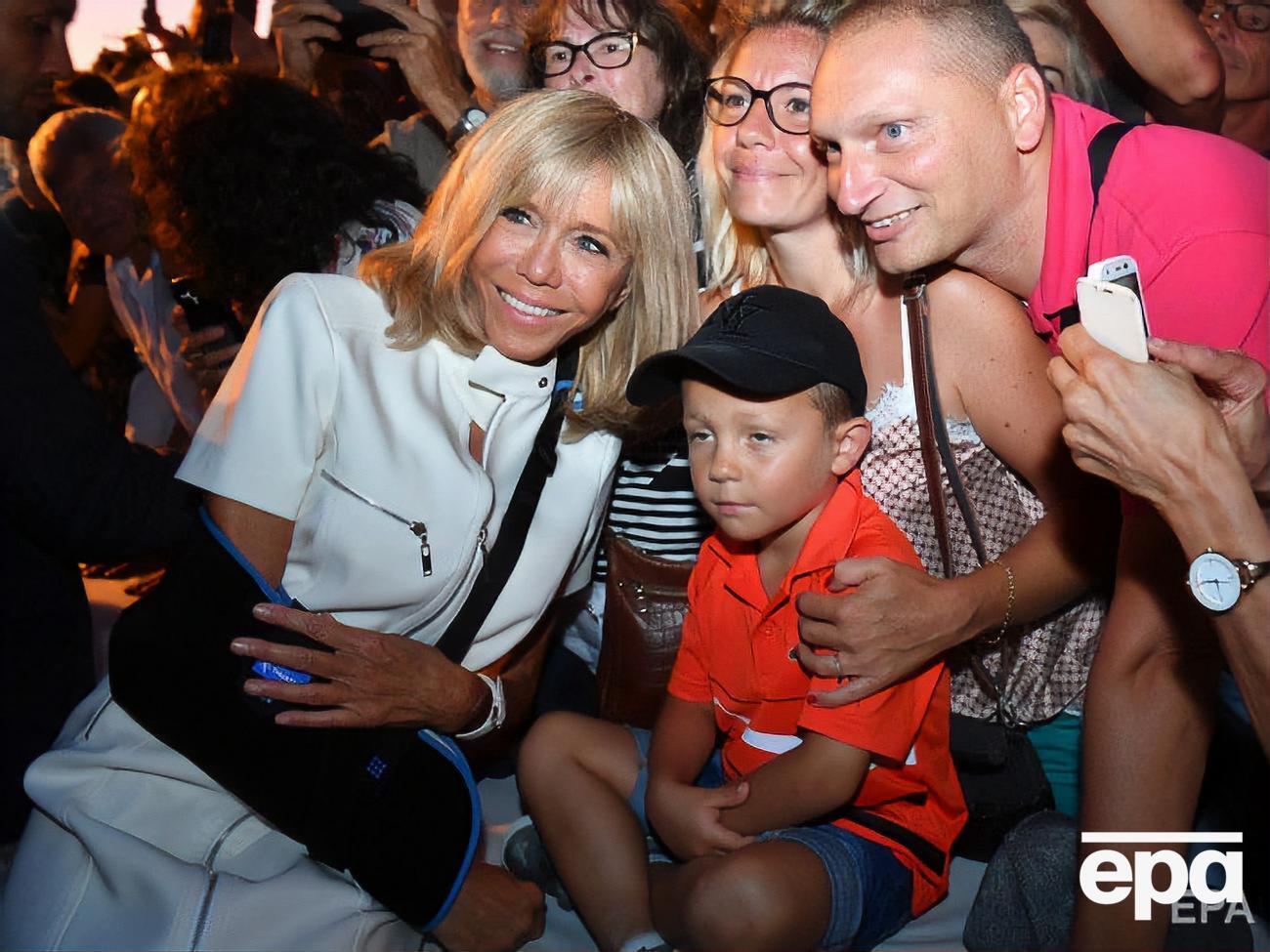 17 августа Бриджит Макрон (на фото слева) уже была с повязкой на руке