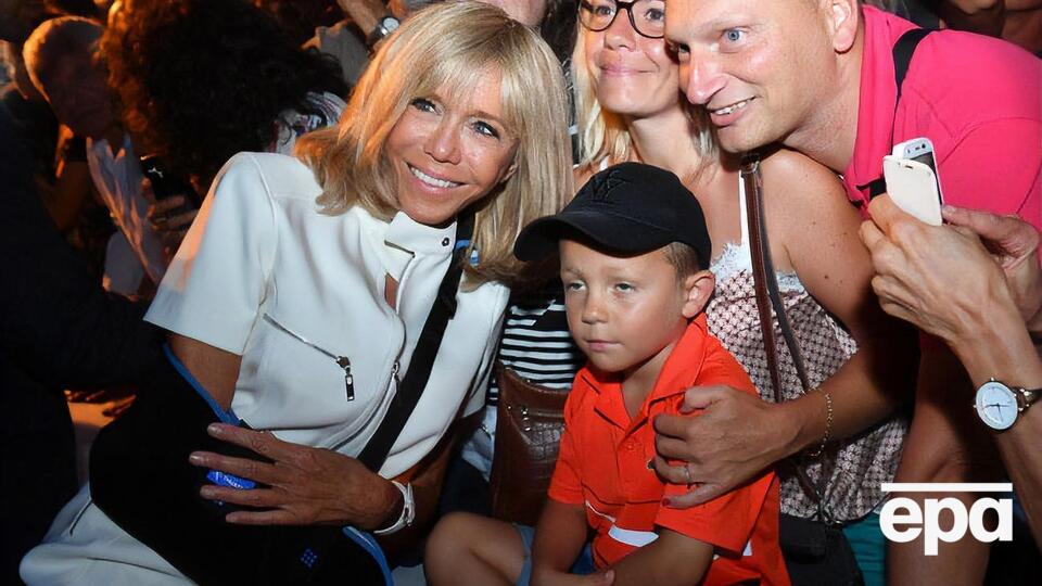 17 августа Бриджит Макрон (на фото слева) уже была с повязкой на руке