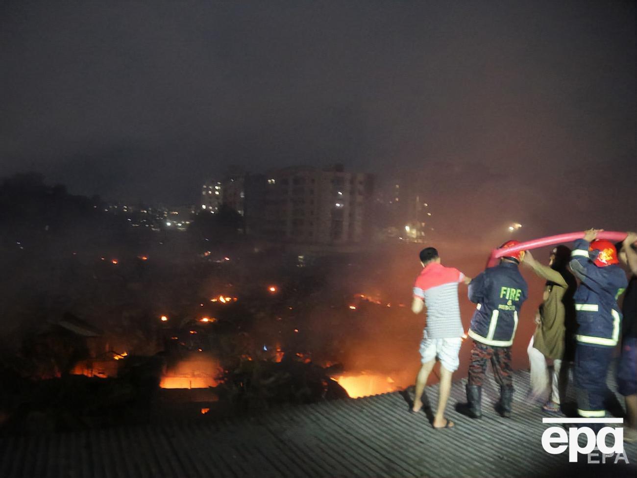 Пожарные Дакки более суток боролись с огнем в трущобах