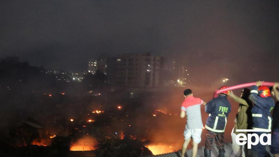 Пожарные Дакки более суток боролись с огнем в трущобах