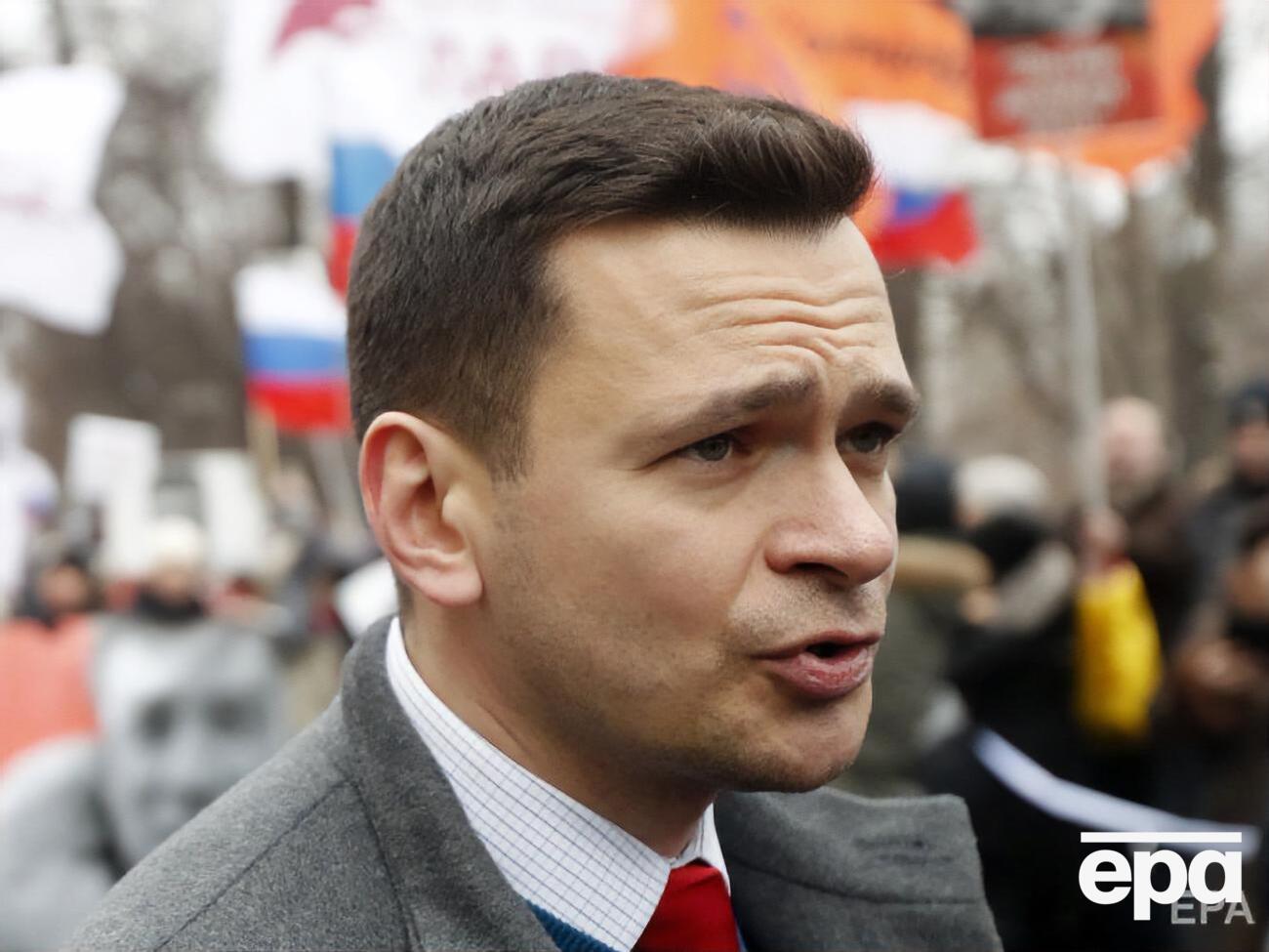 Яшин:&nbsp;Доставили на автозаке в знакомый мне уже отдел полиции Троицка. Сотрудники извиняются, что "опять так получается"