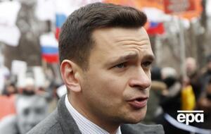 Яшин: Доставили на автозаке в знакомый мне уже отдел полиции Троицка. Сотрудники извиняются, что "опять так получается"