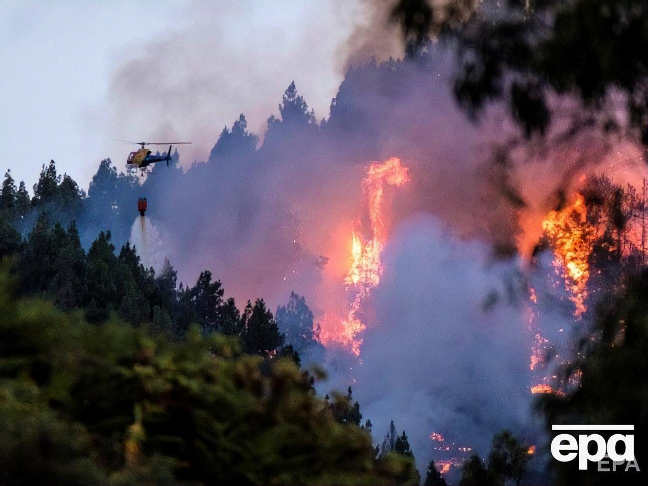 Огонь пытаются потушить с помощью вертолетов