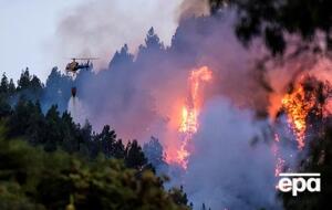 Огонь пытаются потушить с помощью вертолетов