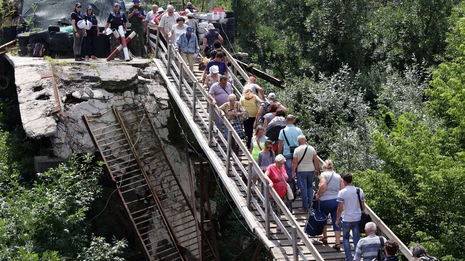 Тристороння контактна група з урегулювання ситуації на Донбасі 17 липня домовилася про демонтаж фортифікацій біля мосту у Станиці Луганській
