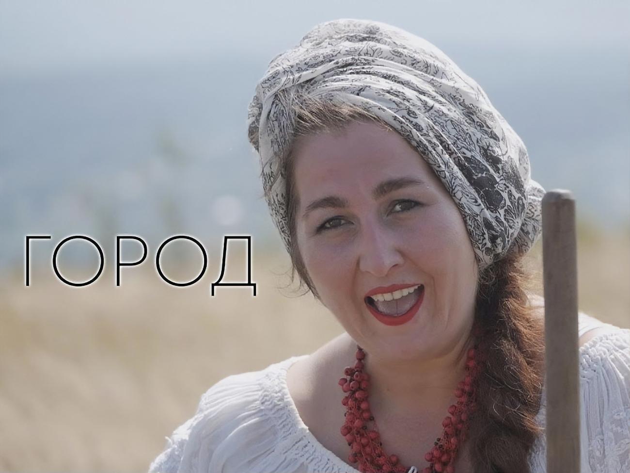 Баба Доцька заспівала про важку працю на городі