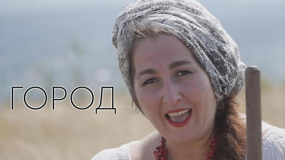 Баба Доцька заспівала про важку працю на городі
