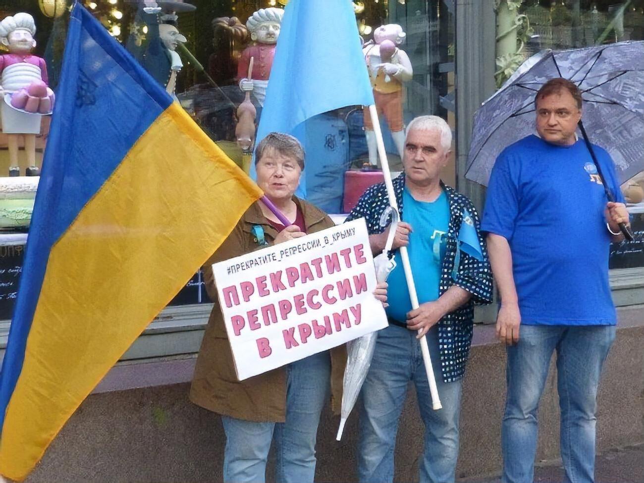 Російські активісти провели пікети на підтримку кримських татар