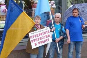 Російські активісти провели пікети на підтримку кримських татар