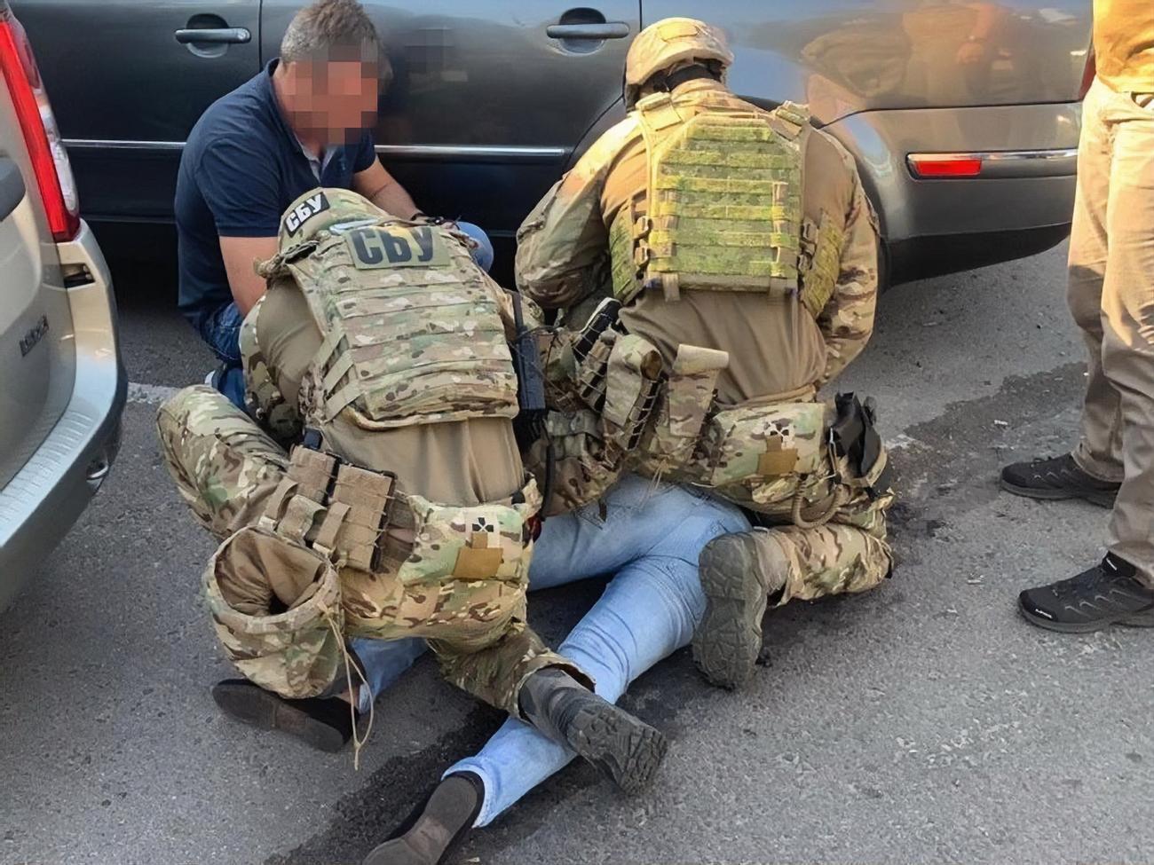 Поліцейського і його спільника затримали 14 серпня