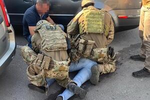 Поліцейського і його спільника затримали 14 серпня