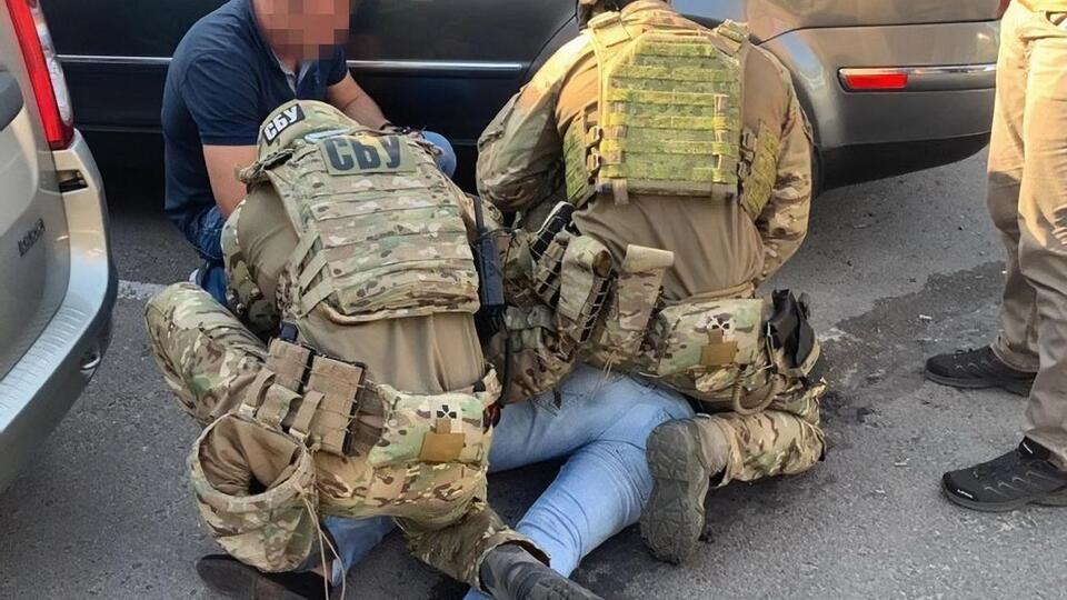 Поліцейського і його спільника затримали 14 серпня