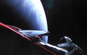 Tesla Roadster с манекеном Starman за рулем вывели на околоземную орбиту 6 февраля 2018 года