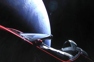 Tesla Roadster с манекеном Starman за рулем вывели на околоземную орбиту 6 февраля 2018 года