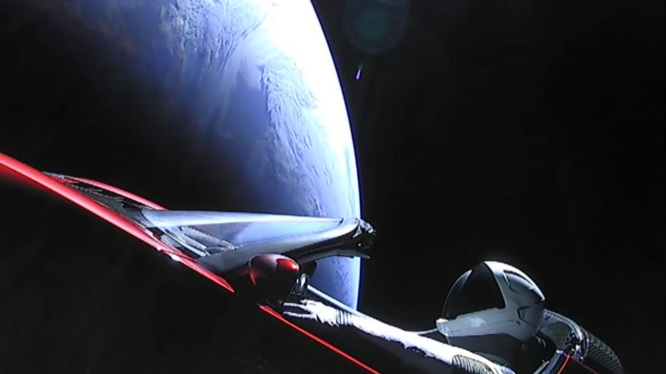 Tesla Roadster с манекеном Starman за рулем вывели на околоземную орбиту 6 февраля 2018 года