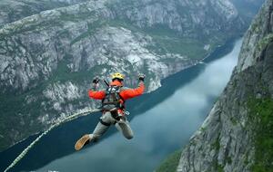 На данный момент работа экстремального аттракциона временно прекращена