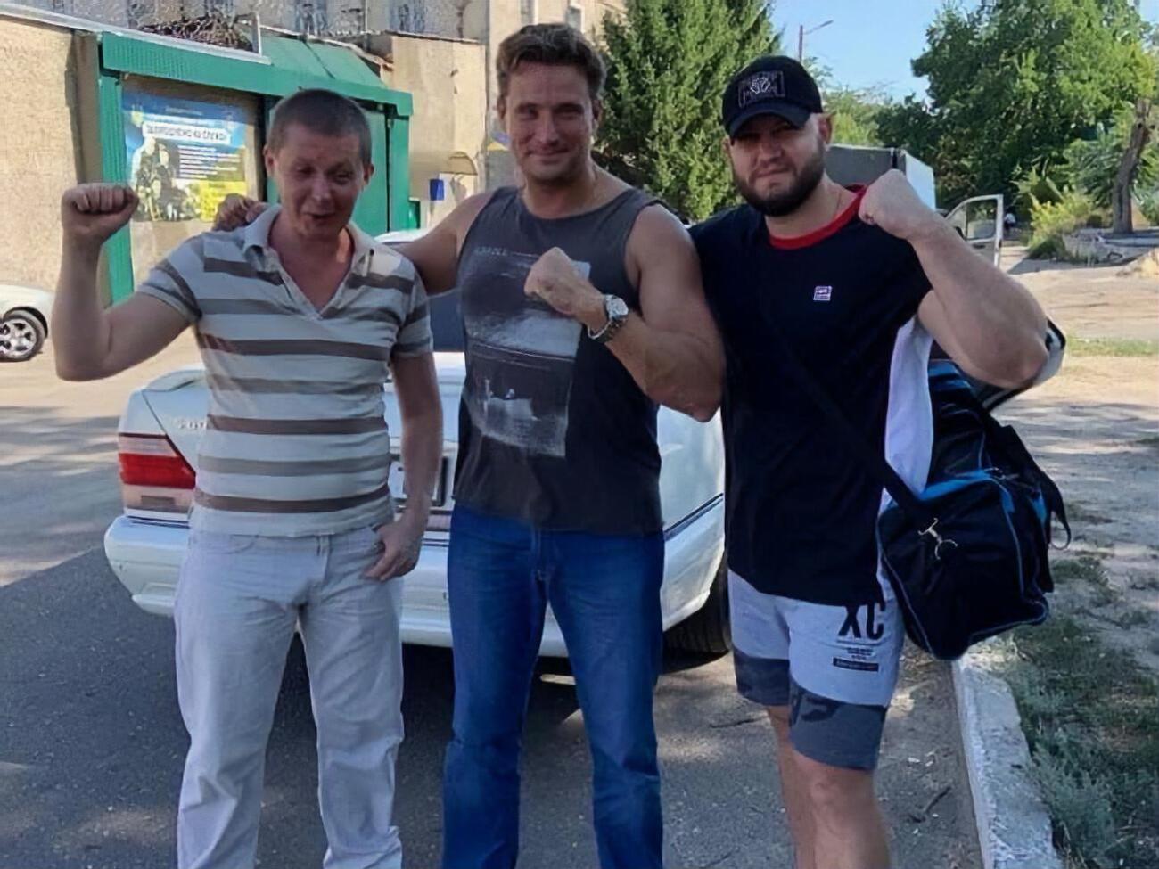 Мефедов (слева), Долженков (справа) и адвокат Рыбин сфотографировались возле СИЗО